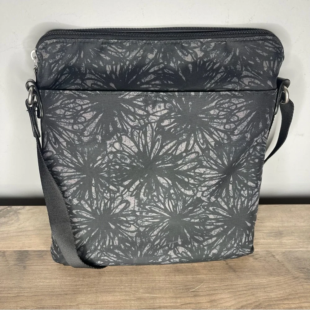 Ladies Baggallini go Bagg RFID crossbody‎ bag purse